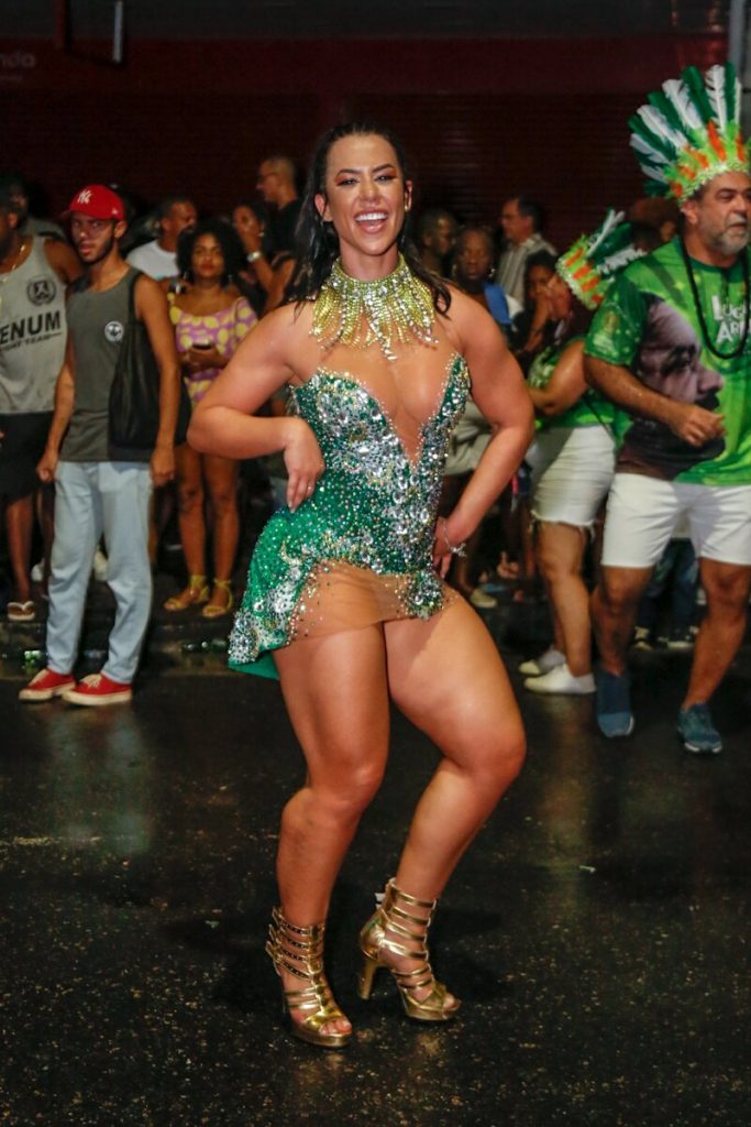 Larissa Tomásia se vestido verde com detalhes prata no ensaio de rua do Império Serrano