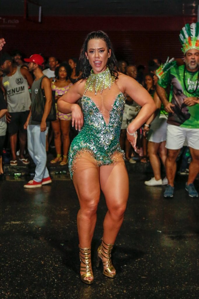 Larissa Tomásia se vestido verde com detalhes prata no ensaio de rua do Império Serrano