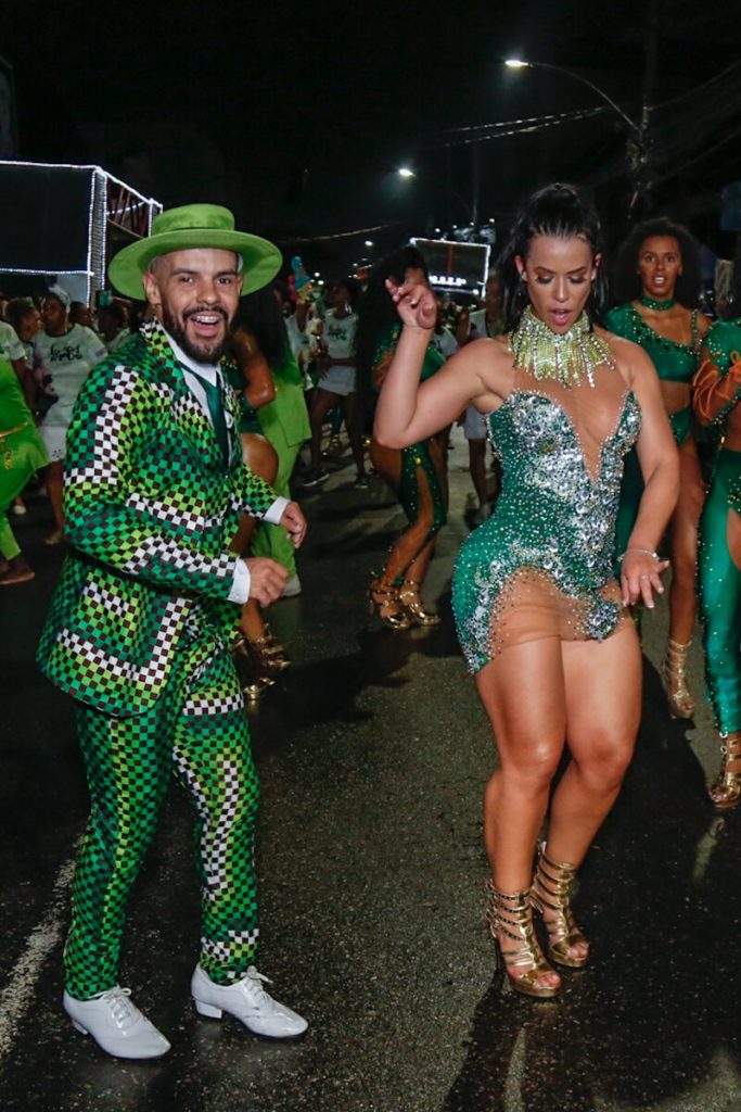 Larissa Tomásia se vestido verde com detalhes prata no ensaio de rua do Império Serrano