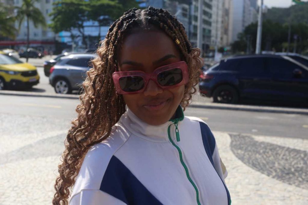 Lelezinha chegando credenciamento do baile da vogue