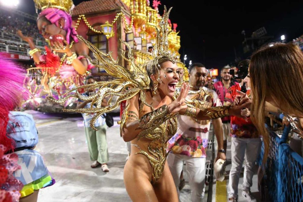 Lore Improta encontrando Paola Oliveira no desfile das campeãs
