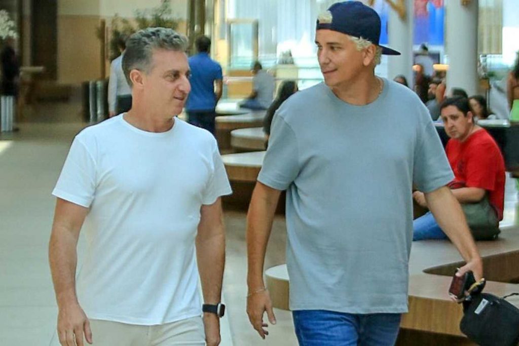 Luciano Huck e Rafael Portugal caminhando juntos em Shopping