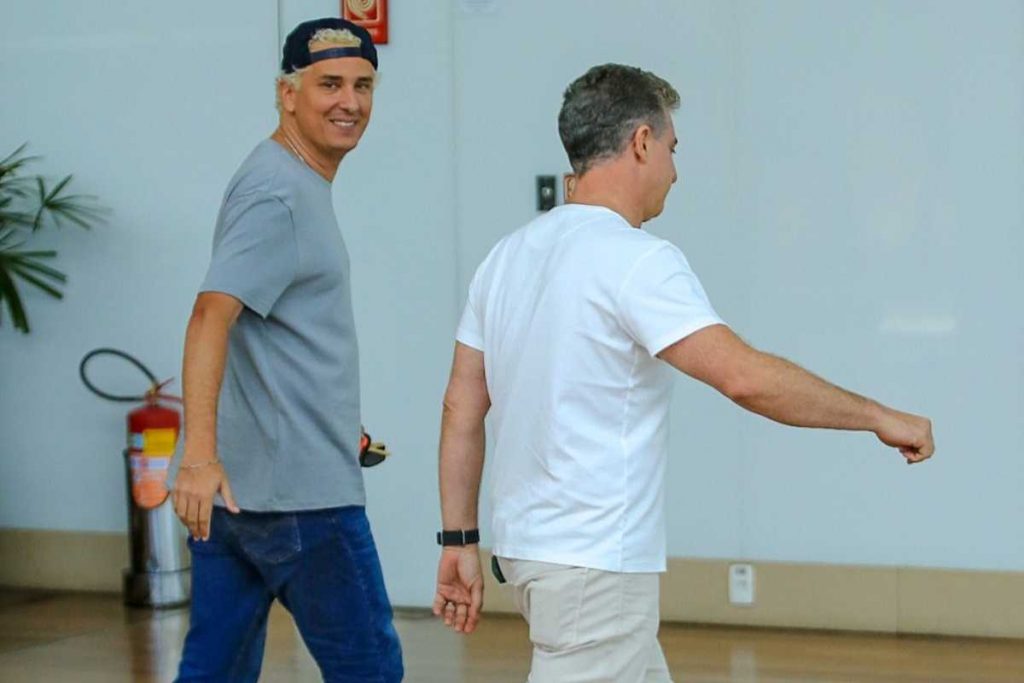 Luciano Huck e Rafael Portugal caminhando juntos em Shopping