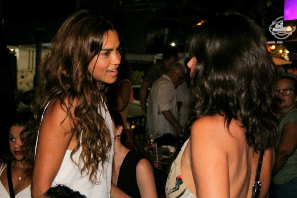 Elenco de Travessia comemorando estreia do capítulo 100