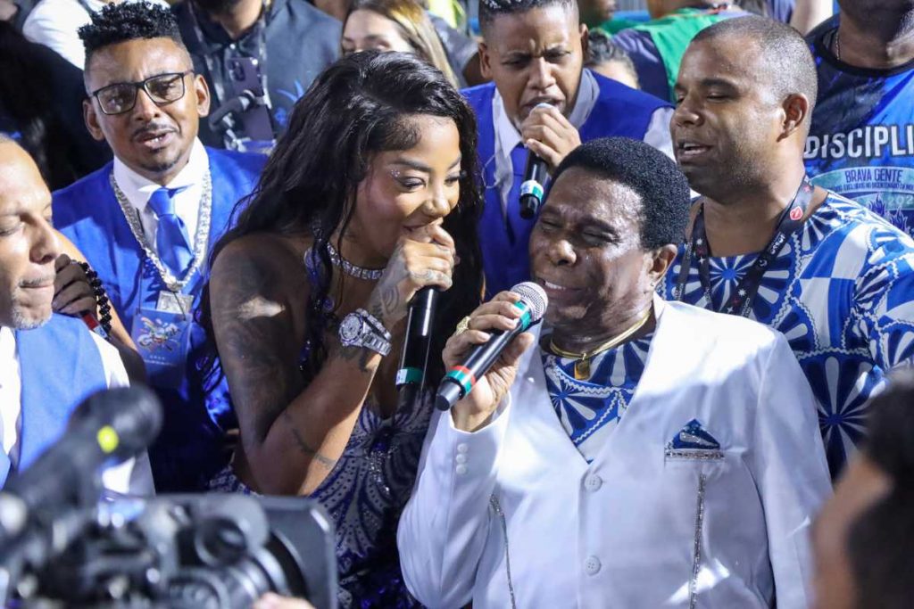 Ludmilla cantando com Neguinho da Beija-Flor no Carnaval do Rio de Janeiro
