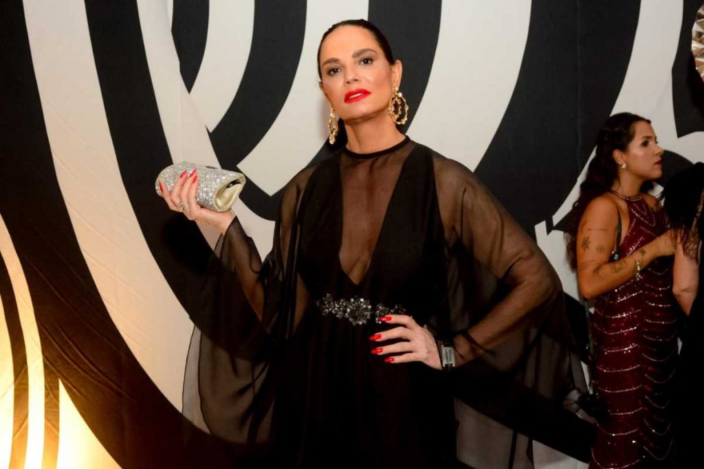 Luiza Brunet com look preto transparente em baile de Carnaval