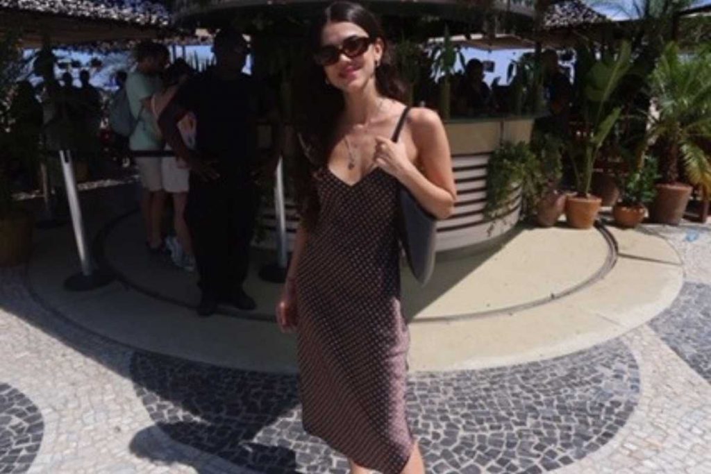 Manu Gavassi chegando credenciamento do baile da vogue