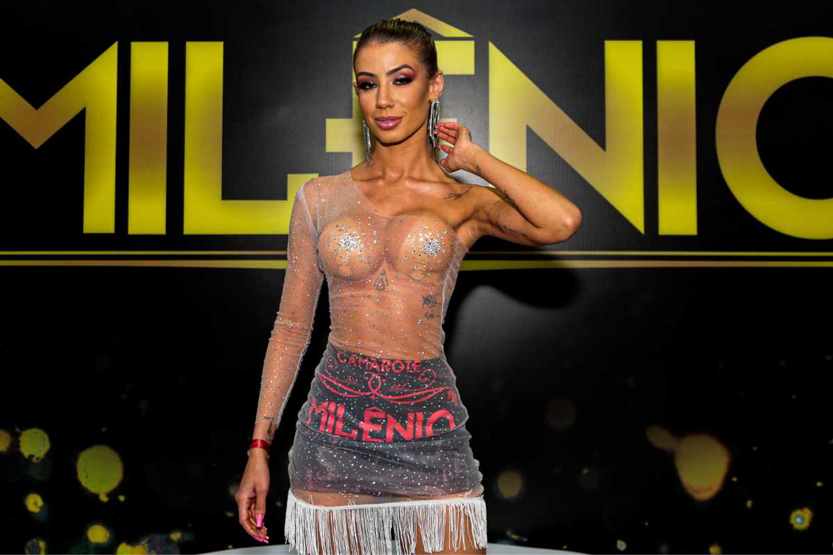 Maria Lina Deggan com look sexy e transparente no Carnaval