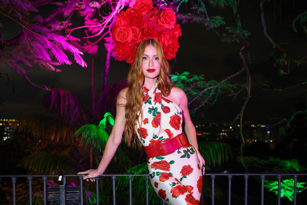 Marina Ruy Barbosa escolheu um look estampado para a festa