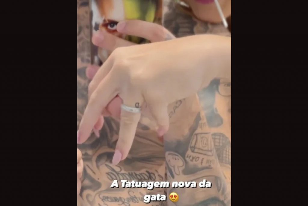 Mel Maia faz tatuagem em homenagem ao namorado