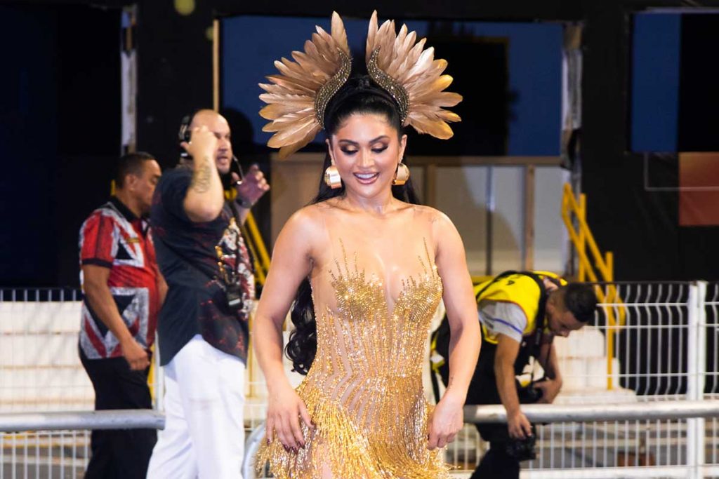 Mileide optou por um look dourado na ocasião