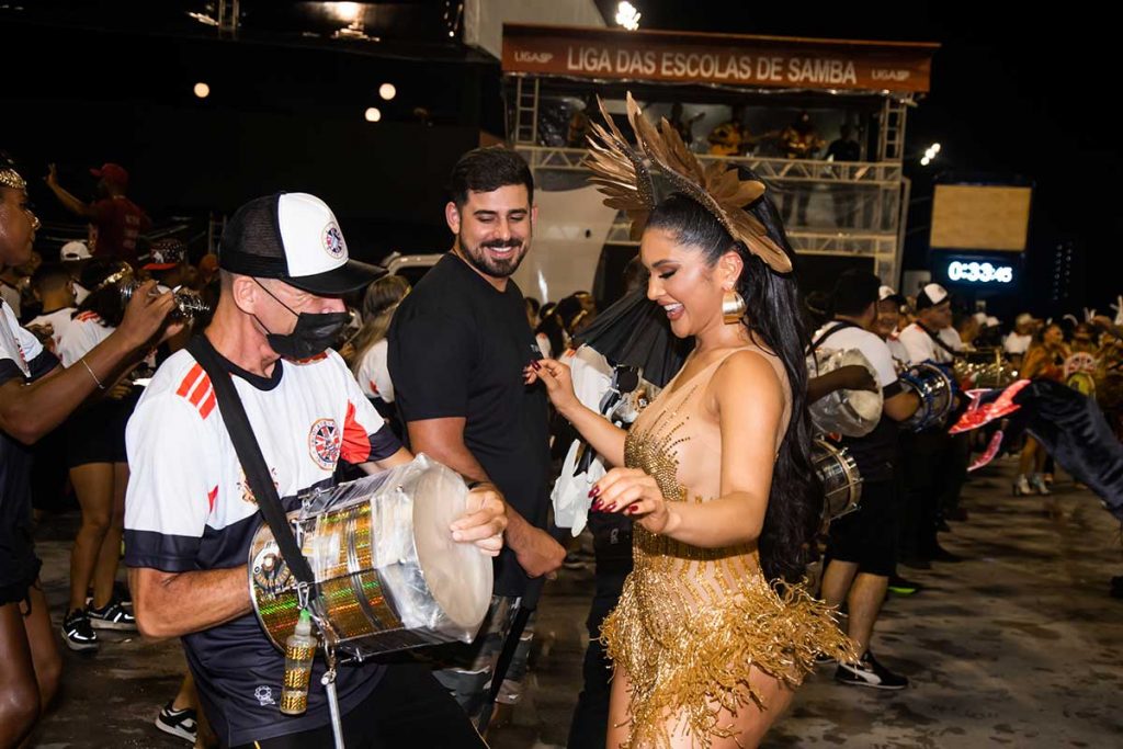 A rainha de bateria mostrou muito samba no pé