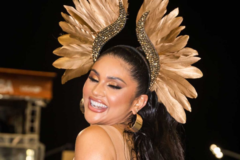 A famosa esbanjou sorrisos na ocasião