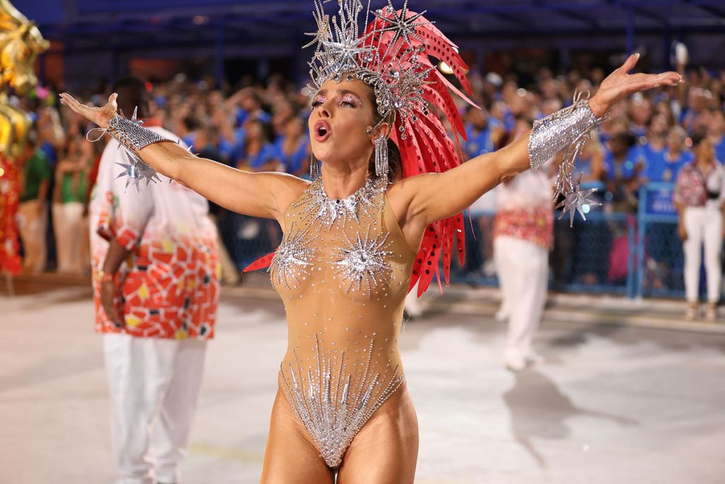 Monique Alfradique arrasa em desfile da Grande Rio