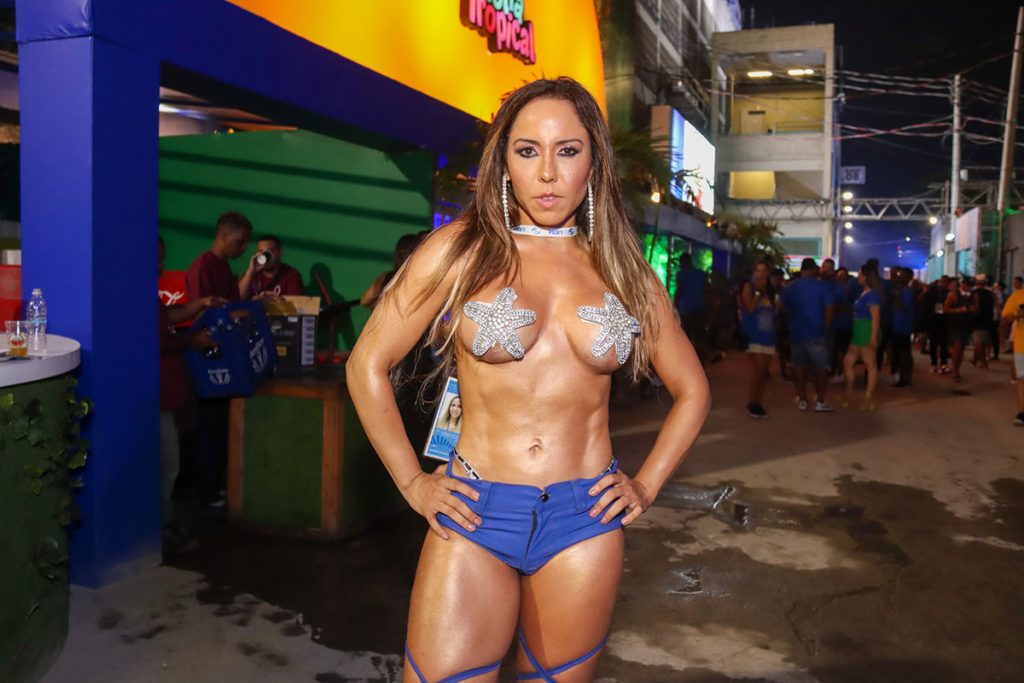 Mulher Melão ousa em look para Carnaval