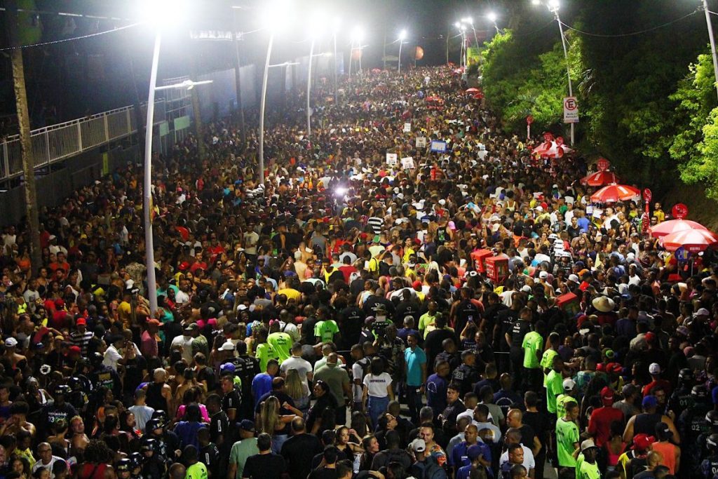 Multidão acompanhando Léo Santana e seu bloco Pipoco, em Salvador