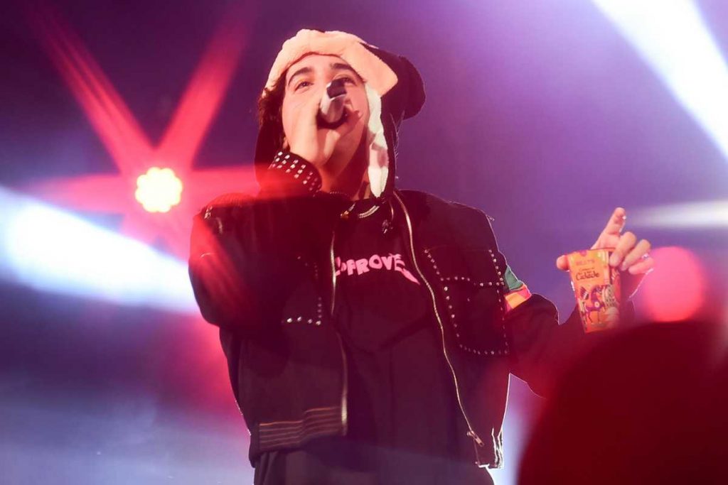 Nattan cantando com touca do Mickey e brindando no Carnaval da Cidade