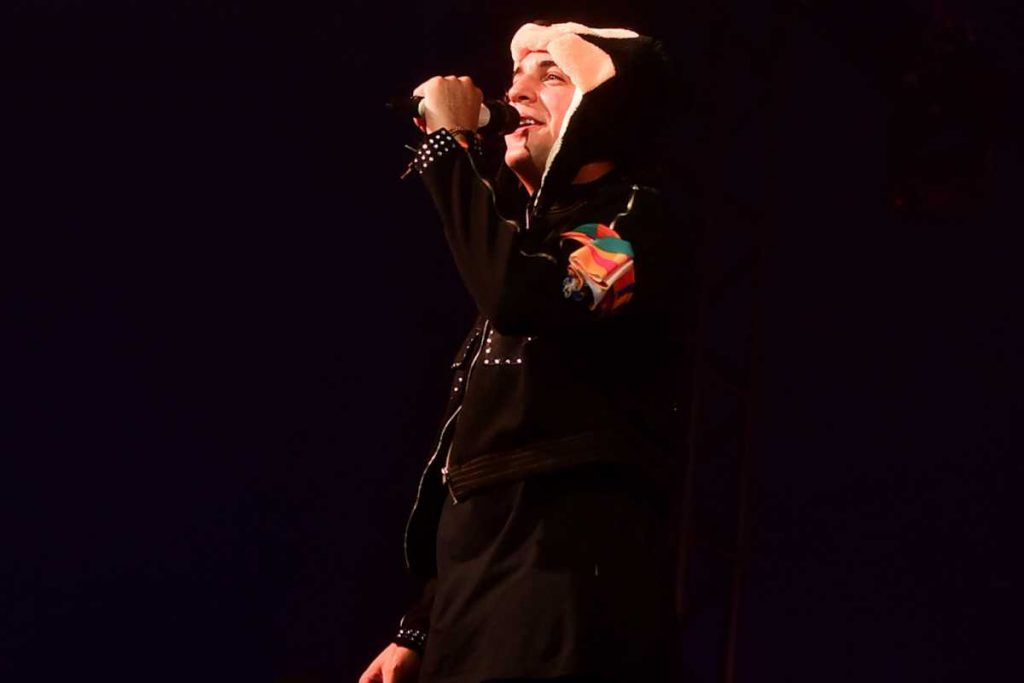 Nattan cantando com touca do Mickey no Carnaval da Cidade