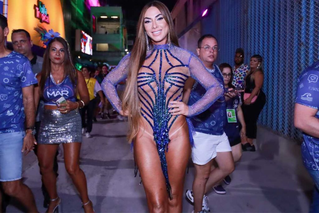 Nicole Bahls posando com look mínimo no Carnaval do Rio de Janeiro
