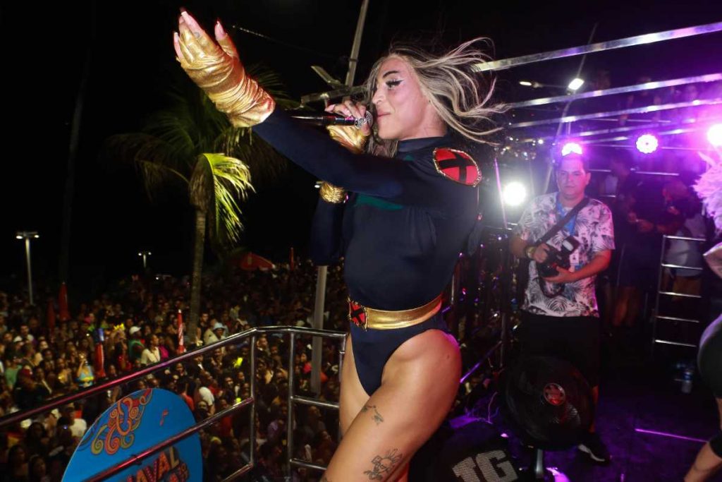 Pabllo Vittar fanatsiada de Vampira dos X-Men em Carnaval de Salvador