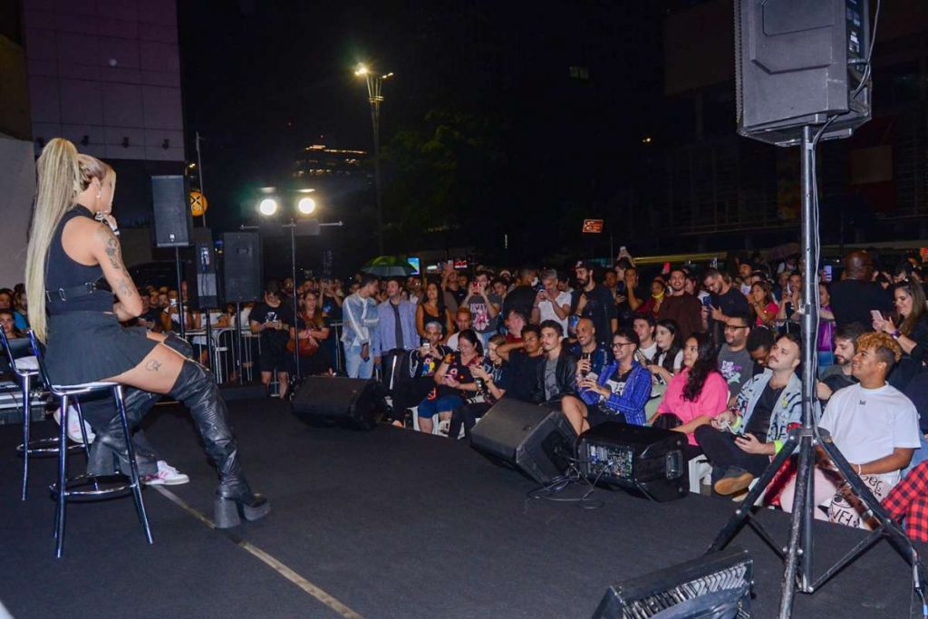 Pabllo Vittar faz show aberto ao público na Avenida Paulista