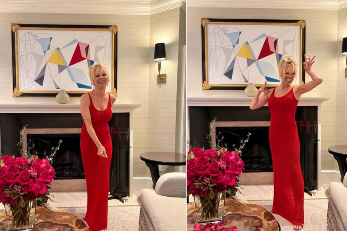 Pamela Anderson em casa de vestido vermelho
