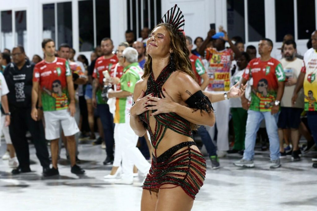 Paolla Oliveira de biquíni e saia estilizados preto e vinho no ensaio técnico da Grande Rio na Sapucaí