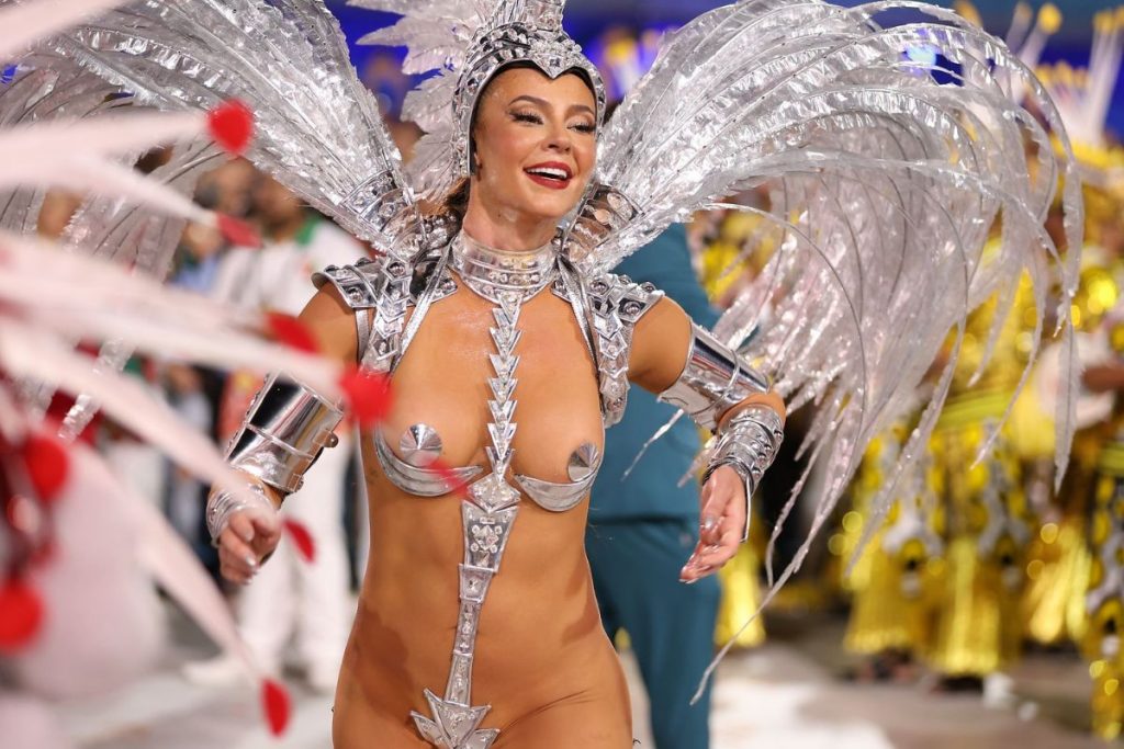 Paolla Oliveira brilhou no desfile da Grande Rio