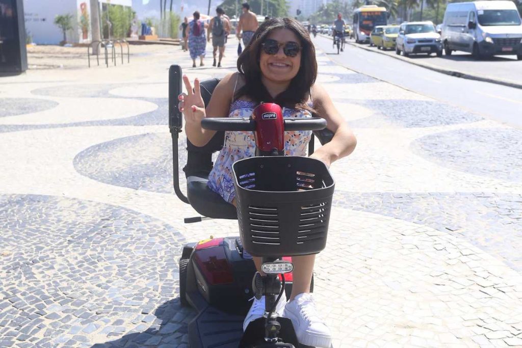 Pequena Lo chegando credenciamento do baile da vogue