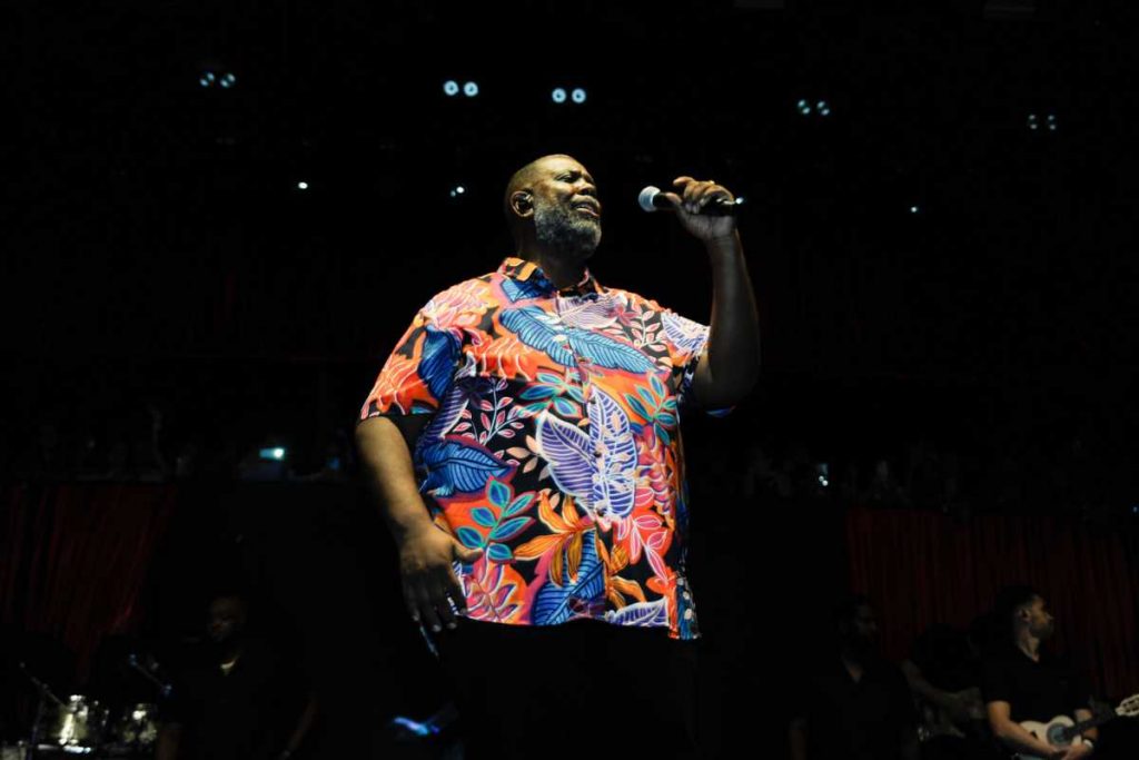 Péricles cantando no Carnaval de São Paulo