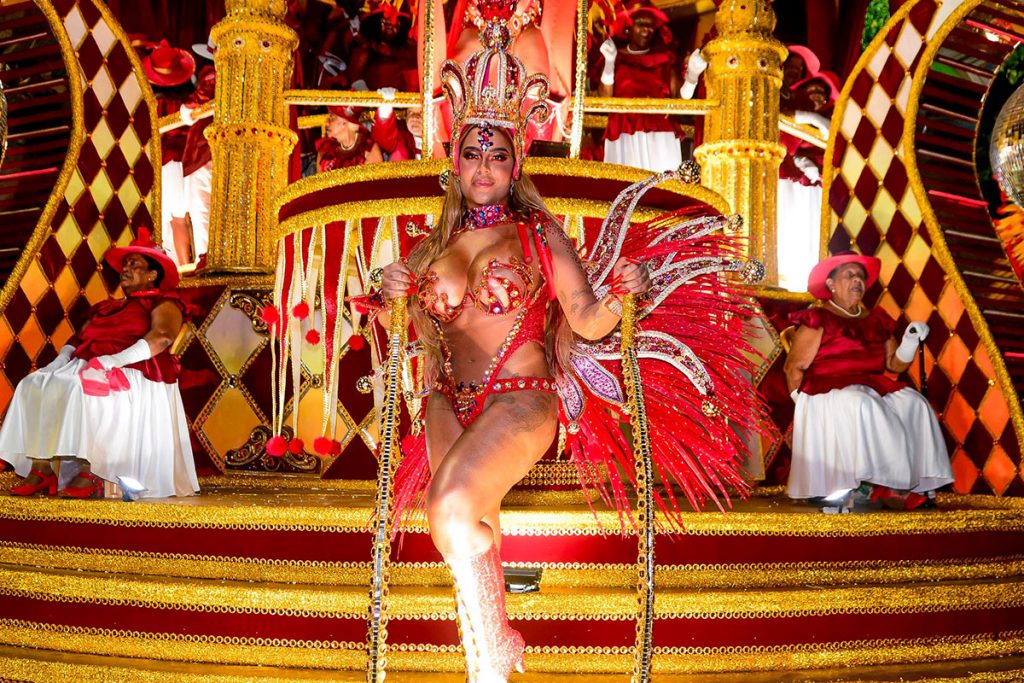 Rafaella Santos arrasou no desfile do Salgueiro