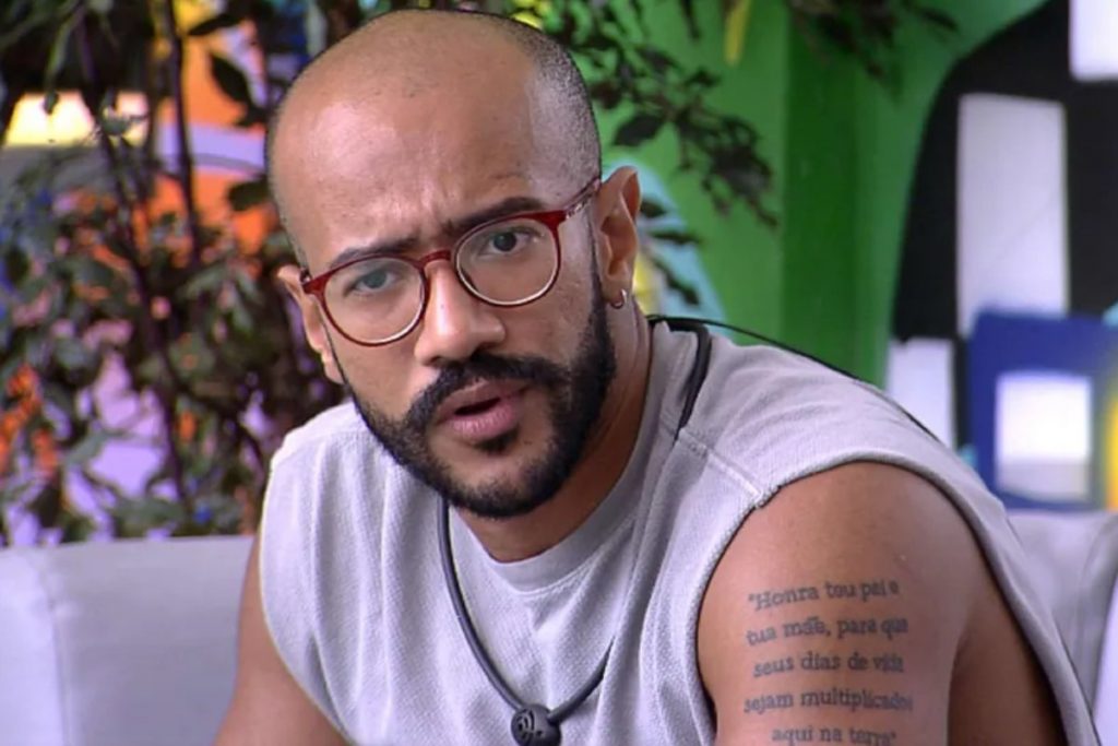 ricardo sério na área externa do bbb23