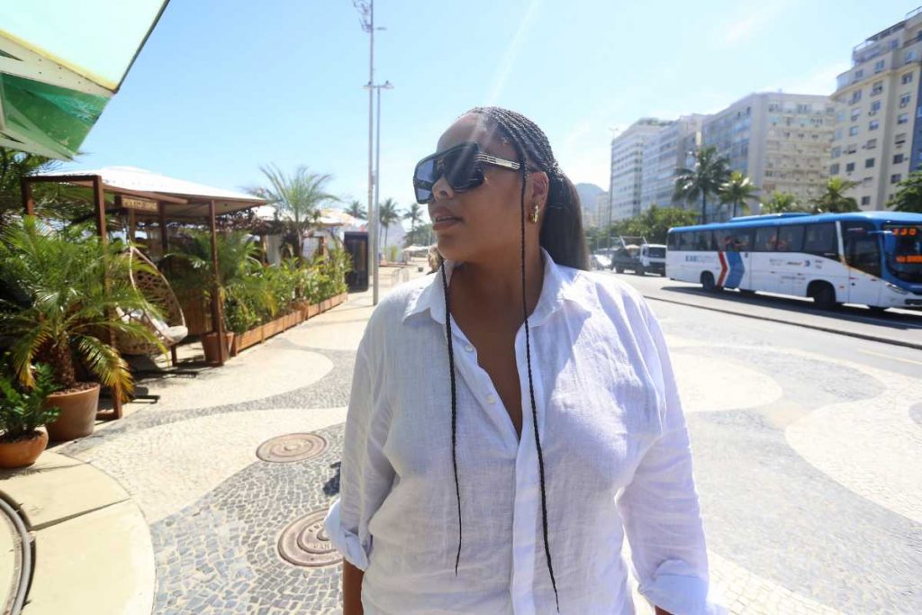 Rita Carreira chegando credenciamento do baile da vogue