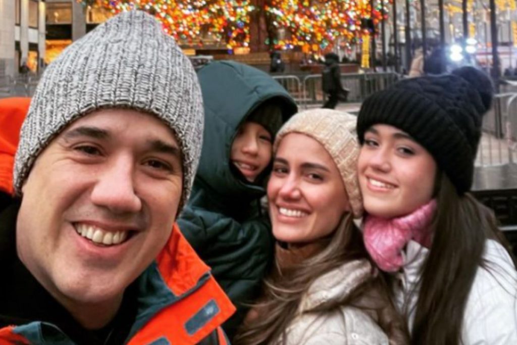 Rogério Flausino com a esposa, Ludmilla e os filhos Nina e Miguel