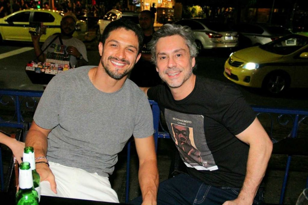 Elenco de Travessia comemorando estreia do capítulo 100