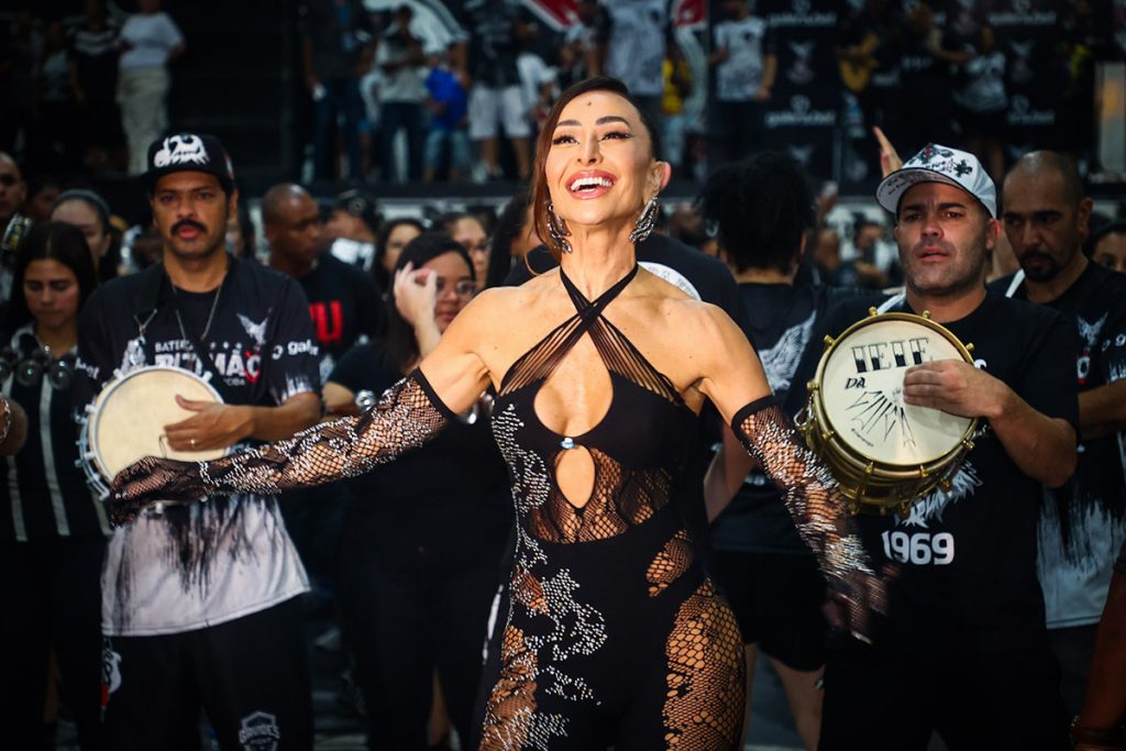 Sabrina Sato arrasou no ensaio da Gaviões da Fiel