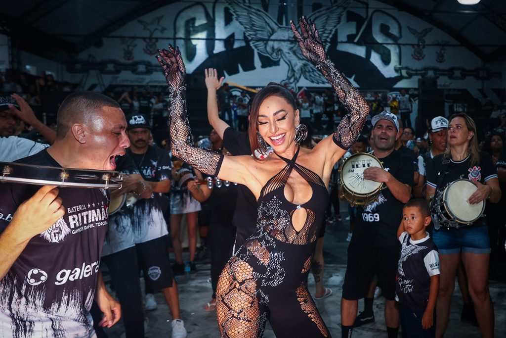 A apresentadora mostrou muito samba no pé