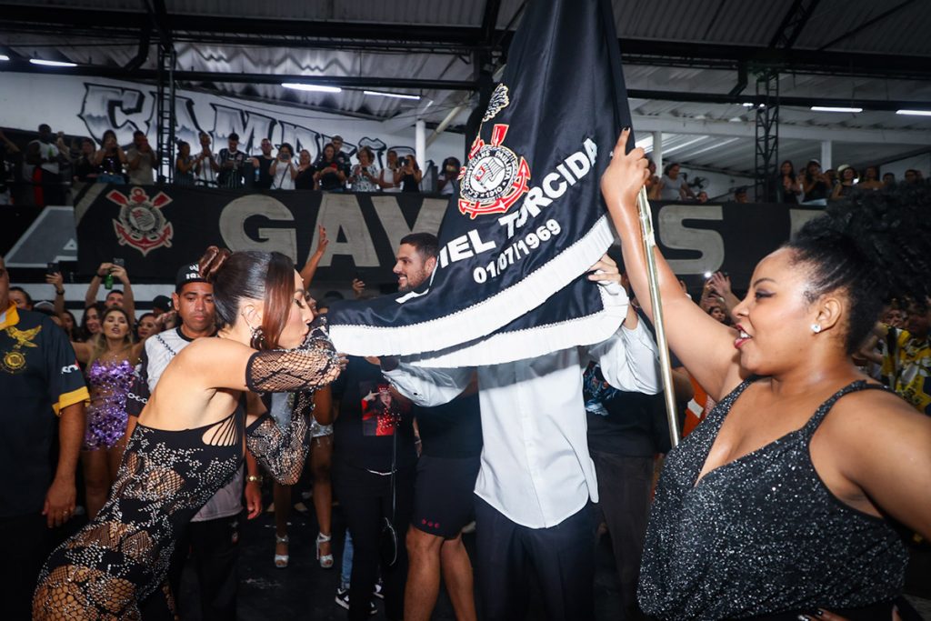 Sabrina Sato beijou a bandeira da escola