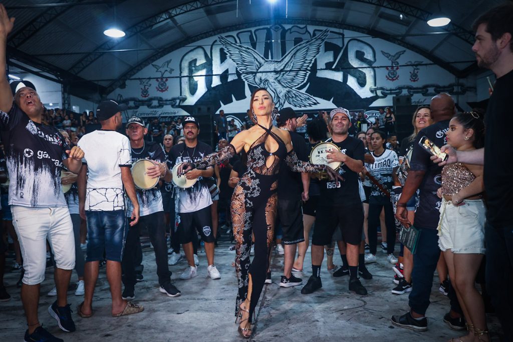 A famosa já está prontíssima para cruzar a avenida