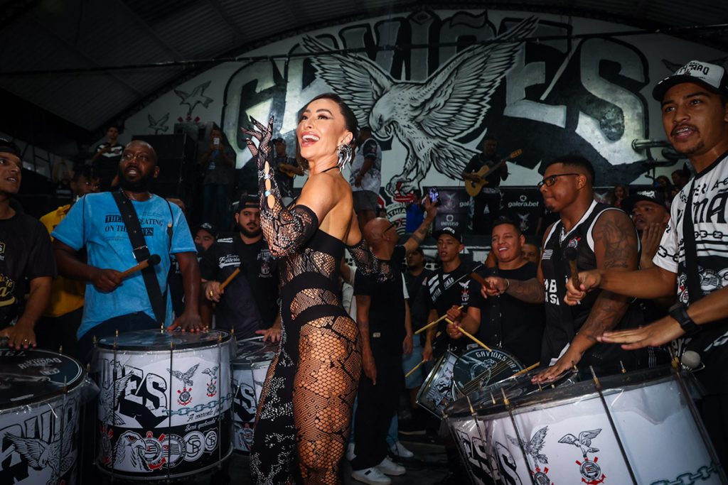 Com um look justo, Sabrina deixou à mostra sua boa forma