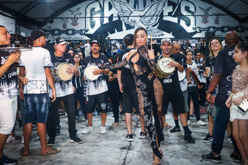 Sabrina Sato sambou muito no ensaio