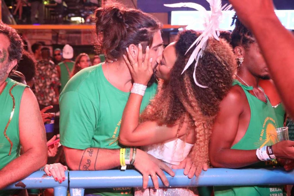 Sheron Menezzes beijando maridão no Carnaval do Rio de Janeiro