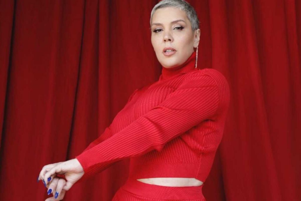 Simony em ensaio pós primeira fase de luta contra o câncer