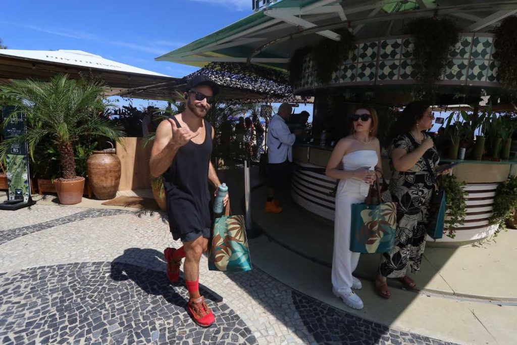 Thales Bretas chegando credenciamento do baile da vogue