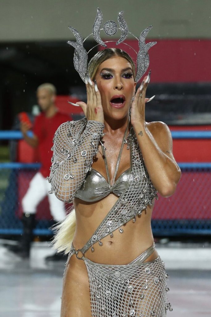 Lorena Improta de saia e biquíni prata estilizados, na Sapucaí 