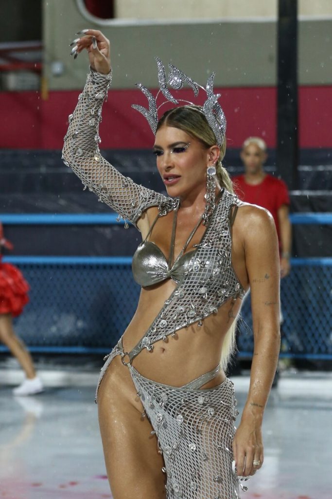 Lorena Improta de saia e biquíni prata estilizados, na Sapucaí 