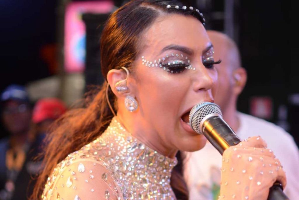 Virna, da banda Cheior de Amor, cantando em Carnaval de Salvador