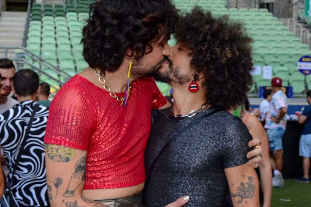 Vitor DiCastro beijando marido no CarnaUOL