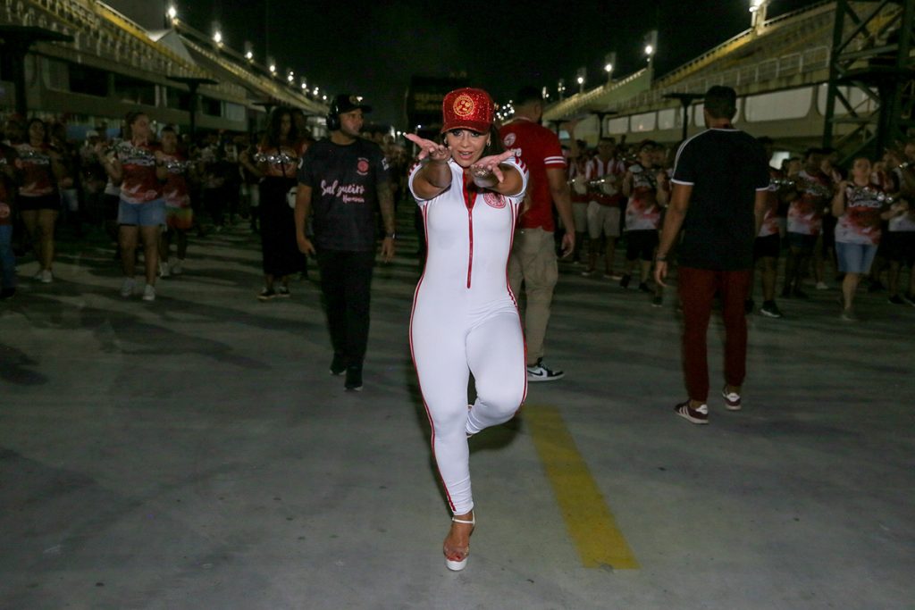 A famosa optou por um macacão bem justinho nas cores da escola