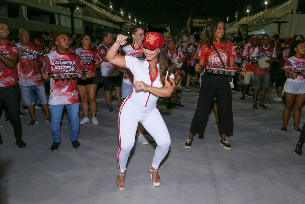 Viviane Araujo mostrou muito samba no pé em ensaio de Carnaval